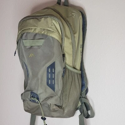 Quest Hydration Backpack 2 Liter Outdoor Hiking Olive Green Adjustable Straps - Image 1 of 4