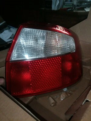 Luz trasera lado del pasajero para Audi A4/S4 2002 2003 2004 2005 sedán Foto 1 de 4