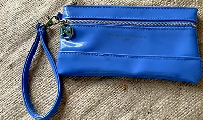 Bolsa de pulso Adrienne Vittadini azul patenteada - Imagem 1 de 4