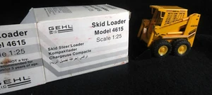 NUOVO GEHL SKID LOADER MODEL 4615 SCALA 1:25 DIECAST giocattolo Made in W GERMANY NUOVO CON SCATOLA - Foto 1 di 8