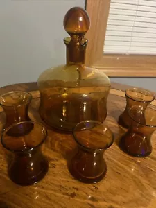 HTF VINTAGE EMPOLI DECANTER VETRO AMBRATO SOFFIATO A MANO CON BECCUCCIO 5 BICCHIERI BARWARE - Foto 1 di 5