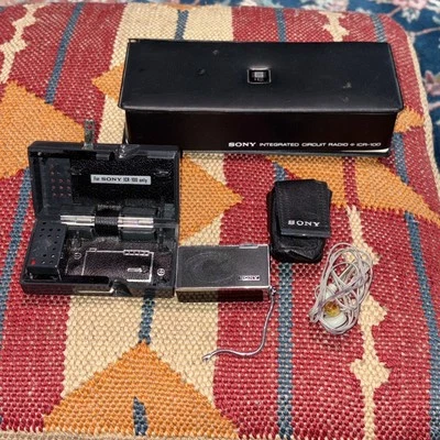 SONY ICR-100 Primera radio IC ultracompacta del mundo con estuche de carga BC-100 como está Foto 1 de 4