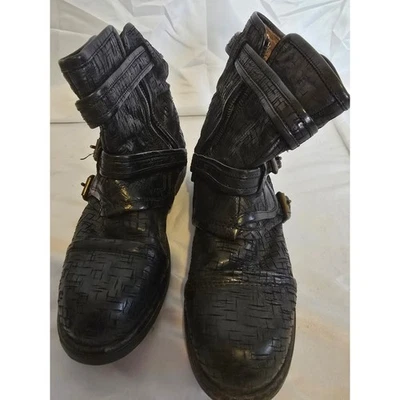 Botas de motociclista UGG Collection de cuero negro con hebilla texturizada para mujer Foto 1 de 4