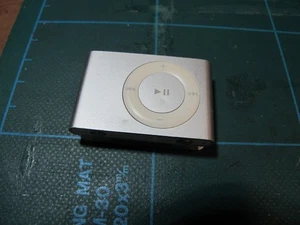 Apple iPod Shuffle 2nd Generation 1GB Silver - repair or spares - Picture 1 of 5