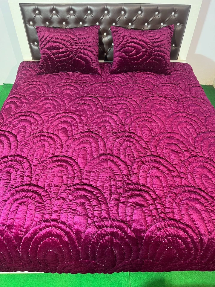 Extrasoft Vine Velvet Self round design Comforter Luxury Velvet Set Fluffy Quilt - Image 1 of 4