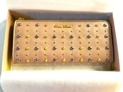 NUEVO CON ETIQUETAS Auténtica Cartera Miu Miu 5M1183 Plata y Oro Tachuelas Piel de becerro Cremallera Alrededor  Foto 1 de 4