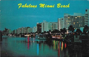 Tarjeta postal vintage cromada de Florida Miami Beach fabulosas letras luces Indian Creek - Imagen 1 de 2
