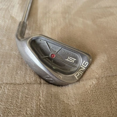 Cuña de arena usada diestro para hombre Ping ISI K punto rojo 36,5" 52* gráfico. Reg. Empuñadura PING original Foto 1 de 4