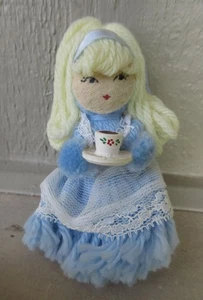 Adorno de Navidad vintage de hilo y fieltro artesanal de Alicia en el país de las maravillas 4,5" BONITO - Imagen 1 de 5