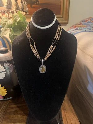 Collar Avon Triple Hilo Ojo de Tigre y Cuentas de Madera Colgante Marrón 15" Foto 1 de 4