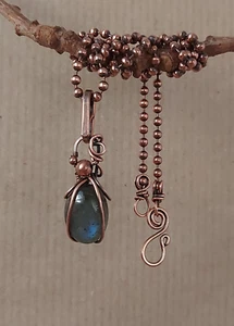 Ciondolo piccolo in rame ossidato e labradorite avvolto in filo fatto a mano - Foto 1 di 10
