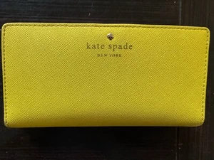 CARTERA STACY Kate Spade NY Amarillo Brillante en Cuero Saffiano 6.75" x 3.5" - Imagen 1 de 14
