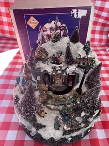 Weihnachtsglasfaser Stadtszene mit fahrendem Zug und Musik 23 cm hoch - lesen - Bild 1 von 23