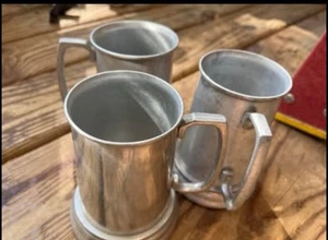 3 Bier-Trinkkkrüge aus Aluminium, Glasböden - Bild 1 von 3