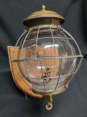 Antiguo accesorio de lámpara de gas de acetileno JB Colt accesorios de latón jaula de alambre globo de vidrio Foto 1 de 4