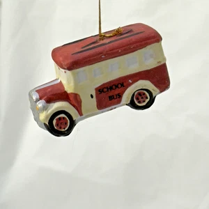 Adorno de árbol de Navidad vintage de porcelana para autobús escolar rojo/blanco - Imagen 1 de 8