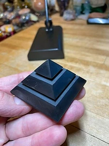 Schungit Mineral Edelstein kleine Pyramide geschichtet mit abgeschrägten Kanten Probe 004 - Bild 1 von 12