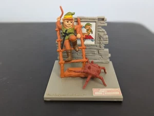 1988 Hasbro Nintendo Trophy Figure Legend of Zelda Link Boomerangs A Gohma - Picture 1 of 7