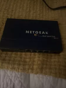 Netgear DS104 4-Port 10/100 Dual Speed Hub No Cord - Picture 1 of 3