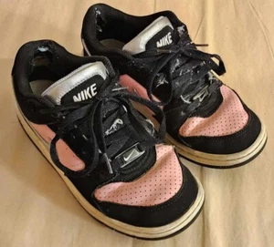 Nike Damenschuhe 6 schwarz/pink niedrig Wildleder/Leder 318981-601, Kinder 4,5 Jahre entspricht - Bild 1 von 11