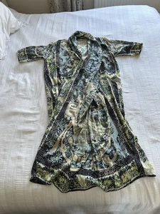 One Hundred Stars Kleid grün blau beige Blumen vorne gekreuzt Größe M/L Taschen - Bild 1 von 15
