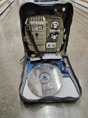 Proyector y estuche de transporte Sekonic 8 modelo 30C de 8 mm Foto 1 de 4