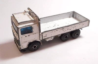 Camión Volvo Matchbox 1984 blanco plataforma plana - se vende "tal cual" Foto 1 de 4