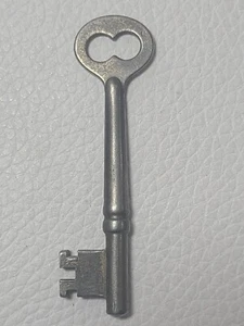 Corbin Skeleton Key 3" Doppio Dente #S21 Silvertone Figura Otto Fori Vintage - Foto 1 di 7