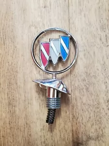 NUEVO NOS OEM Genuino NOS GM Buick Capucha Ornamento Emblema - Imagen 1 de 8