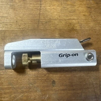 Alicates de bloqueo de aleación de aluminio Grip-On MG2K de 4 pulgadas con microagarre GRMG2K plateados Foto 1 de 4