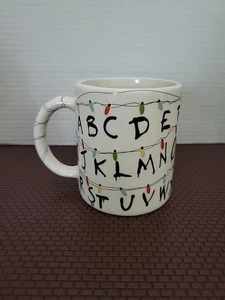 Taza de café blanca Netflix Stranger Things alfabeto luces de Navidad NUEVA* - Imagen 1 de 5