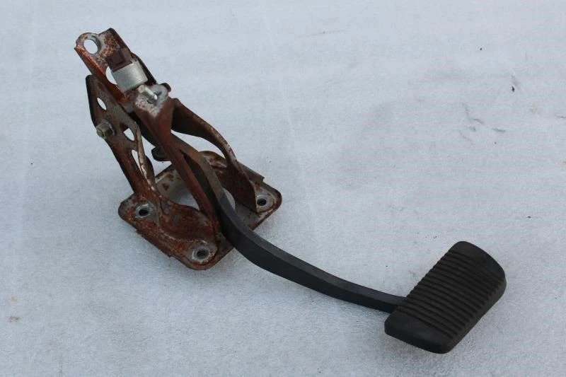 1990 1991 1992 1993 TOYOTA CELICA BRAKE PEDAL AUTOMATIC A/T - Image 1 of 4