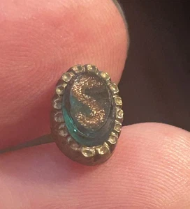 Antique Tiny Clear Green Glass Button Oval Shaped Goldstone Letter S Small Brass - Bild 1 von 7