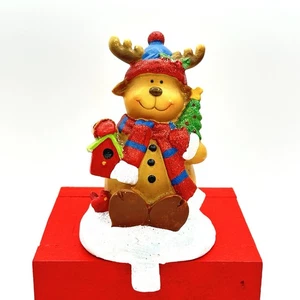 Carino Alce con Albero e Casetta in Resina Natale Calza Appendiabiti Cappello e Sciarpa - Foto 1 di 9