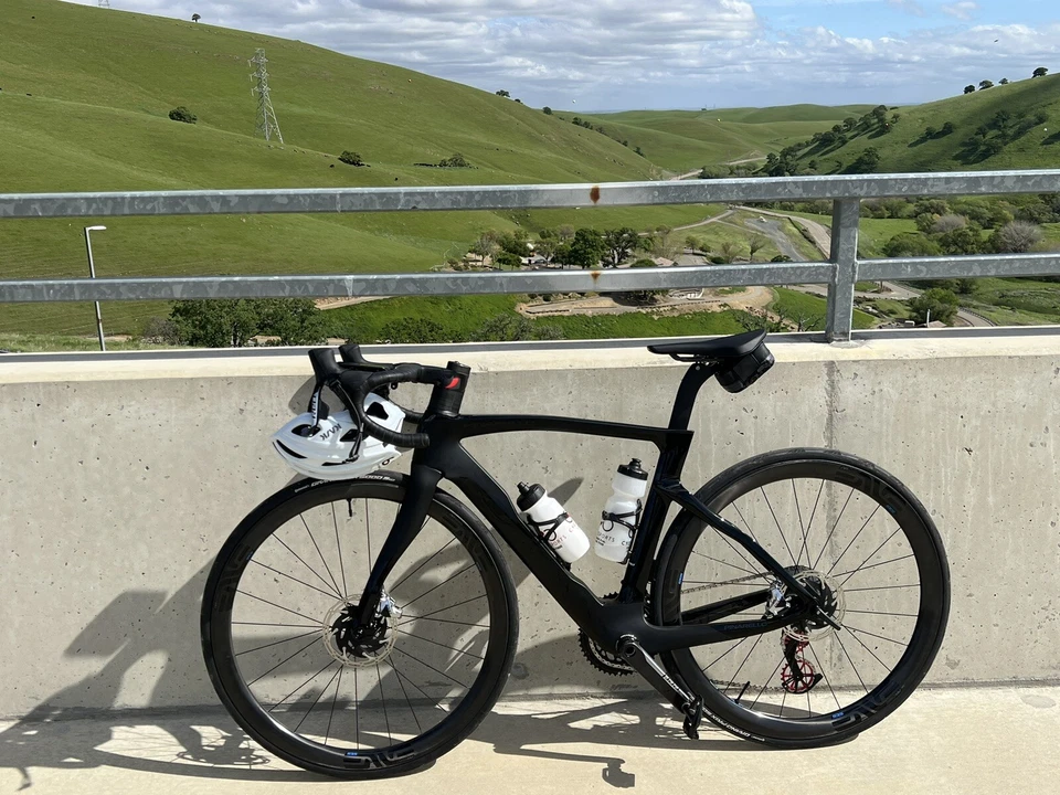 Pinarello Dogma F (51,5) DISC negro sobre negro, SRAM rojo eTap, ruedas Enve Foto 1 de 1