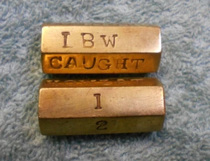 #D320.   PAIR OF BRASS  CRICKET DICE - Picture 1 of 6