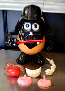 JUEGO VINTAGE 1995 Playskool MR POTATO HEAD STAR WARS DARTH VADAR + piezas extra - Imagen 1 de 6