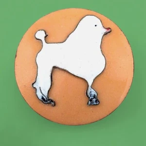 BROCHE CANICHE SANGRIENTO extraño hecho a mano naranja años 60 mod gogo perro pin metal esmalte B4 - Imagen 1 de 5