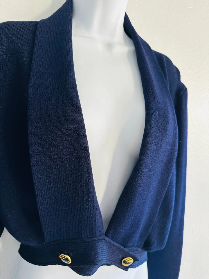 Suéter tejido recortado azul marino St John 8 Preppy Coastal GrandmaCore Foto 1 de 4