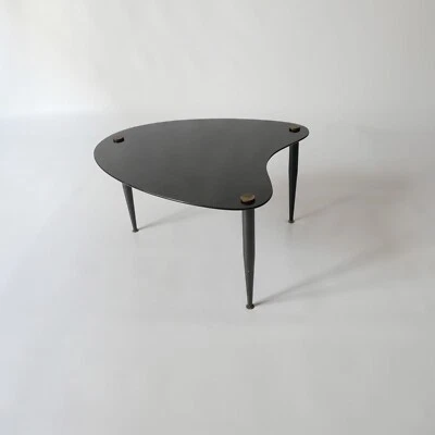 table d'appoint bout de canapé verre noir  forme libre 1950 1970s Guariche - Photo 1/4