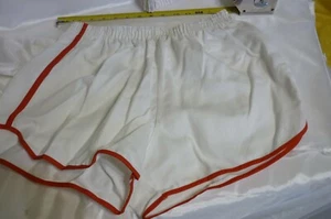 Vintage 70er SHORTS X-LARGE FITNESSSTUDIO ATHLETISCH WEISS MIT ROTEM STREIFEN - Bild 1 von 3