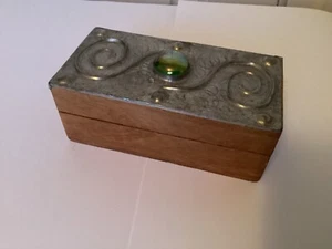 Caja con tapa de peltre de Sasha Bowles Liberty Heals - Imagen 1 de 11