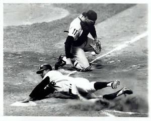 1964 Vintage Photo New York Yankees Pedro Gonzalez Detroit Tigers Bill Freehan - Picture 1 of 2