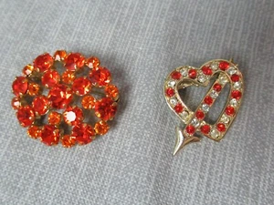2 alfileres de diamantes de imitación - 1 corazón rojo de San Valentín con flecha y 1 círculo rojo naranja 37 209 - Imagen 1 de 7