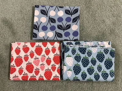 Tela Under the Apple Tree Queen of Berries Loes Van Oosten algodón + acero RJR Foto 1 de 4