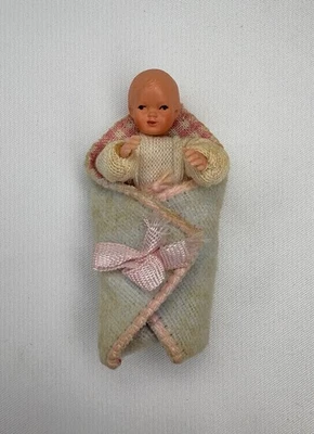 Casa de muñecas miniatura Caco bebé de Alemania envuelto en manta Foto 1 de 4