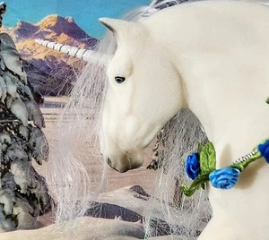 NAAN Live Show Qualität beflockt schneewittchen flauschiges Einhorn mit blauen Augen von Breyer  - Bild 1 von 6