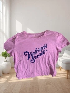 T-shirt donna usata con logo Victoria’s Secret taglia Med maglietta rosa - Foto 1 di 8