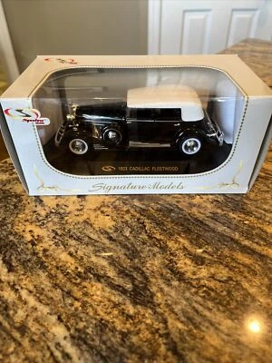 Signature Models 1933 Cadillac Fleetwood item 32302 NIB 1:32 - Image 1 of 4