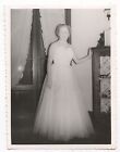 Femme en robe de soirée blanche -  photo ancienne an. 1955
